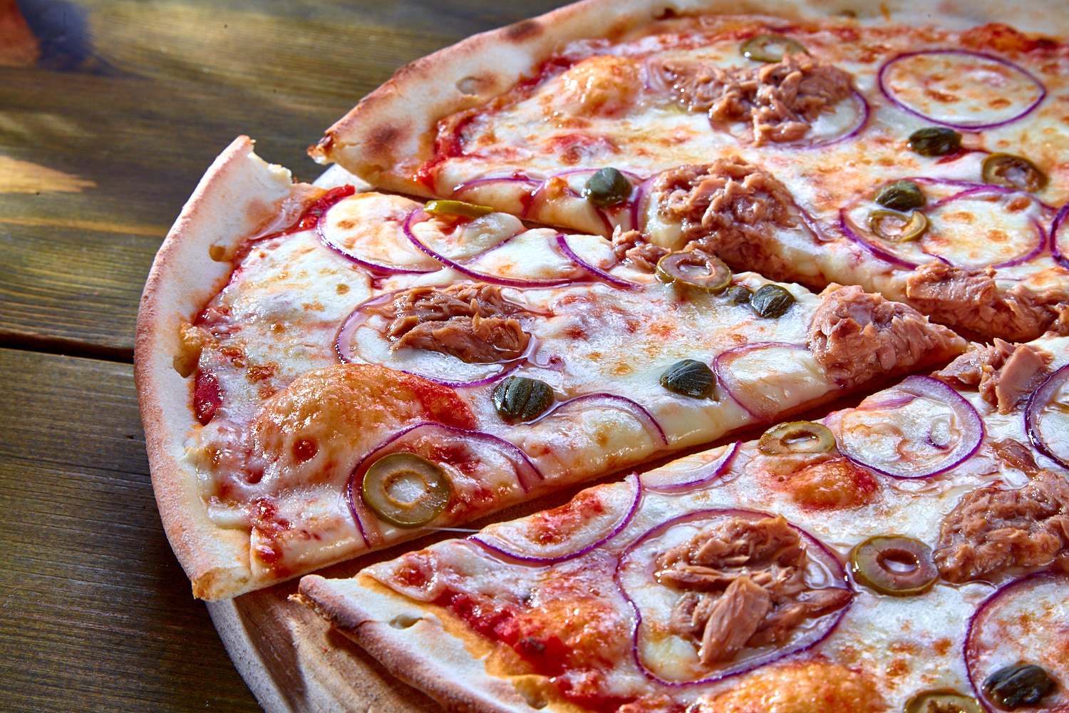 Три пиццы с уткой и острыми начинками. Пицца с тунцом. Пицца с тунцом и красным луком. Пицца с красным луком. Пицца мясная.