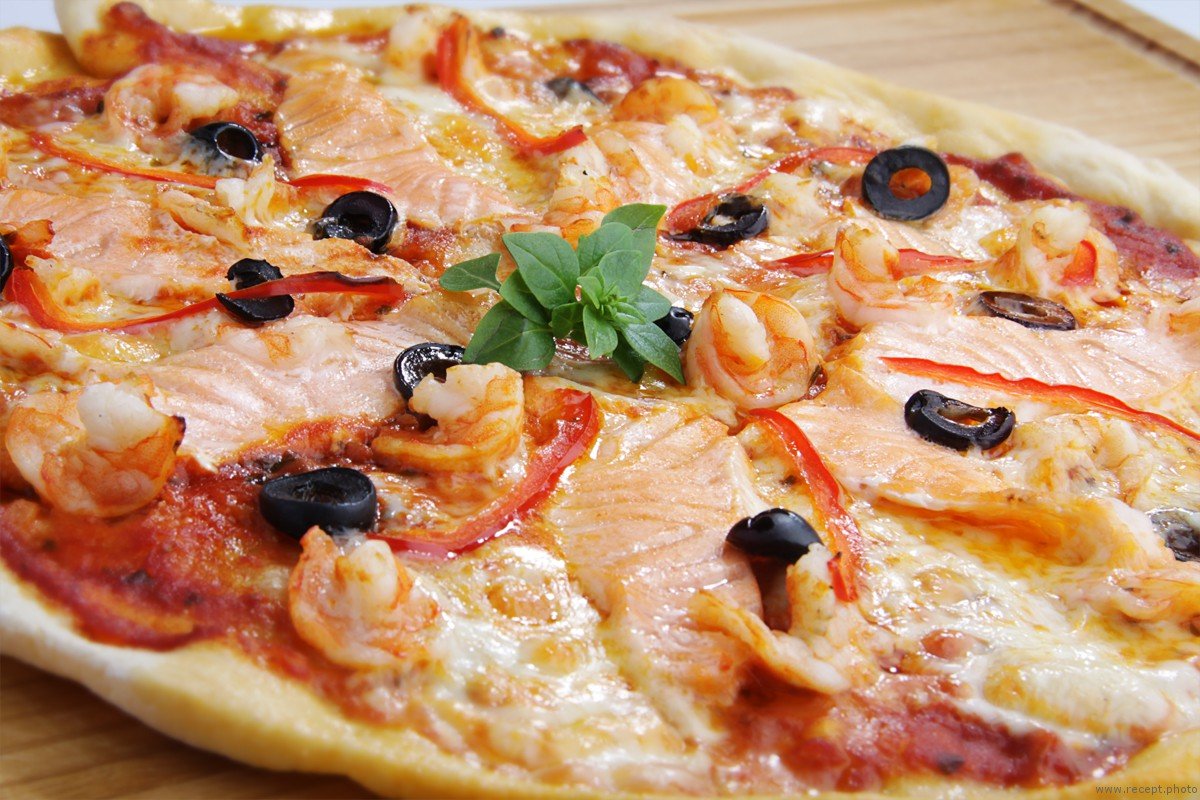 Пицца с лососем и томатами